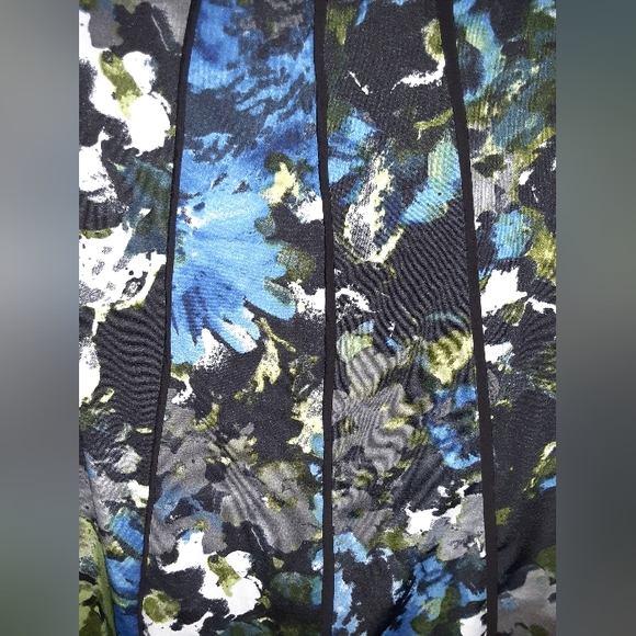 1X Jaclyn Smith Floral Godet Panel Short-sleeve Blouse in Blue, Green, & Black - Picture 3 of 5